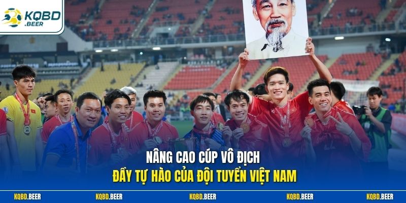 Nâng cao cúp vô địch đầy tự hào của đội tuyển Việt Nam